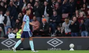 Saliba bị chê thiếu khôn ngoan khi phạm lỗi chịu thẻ đỏ